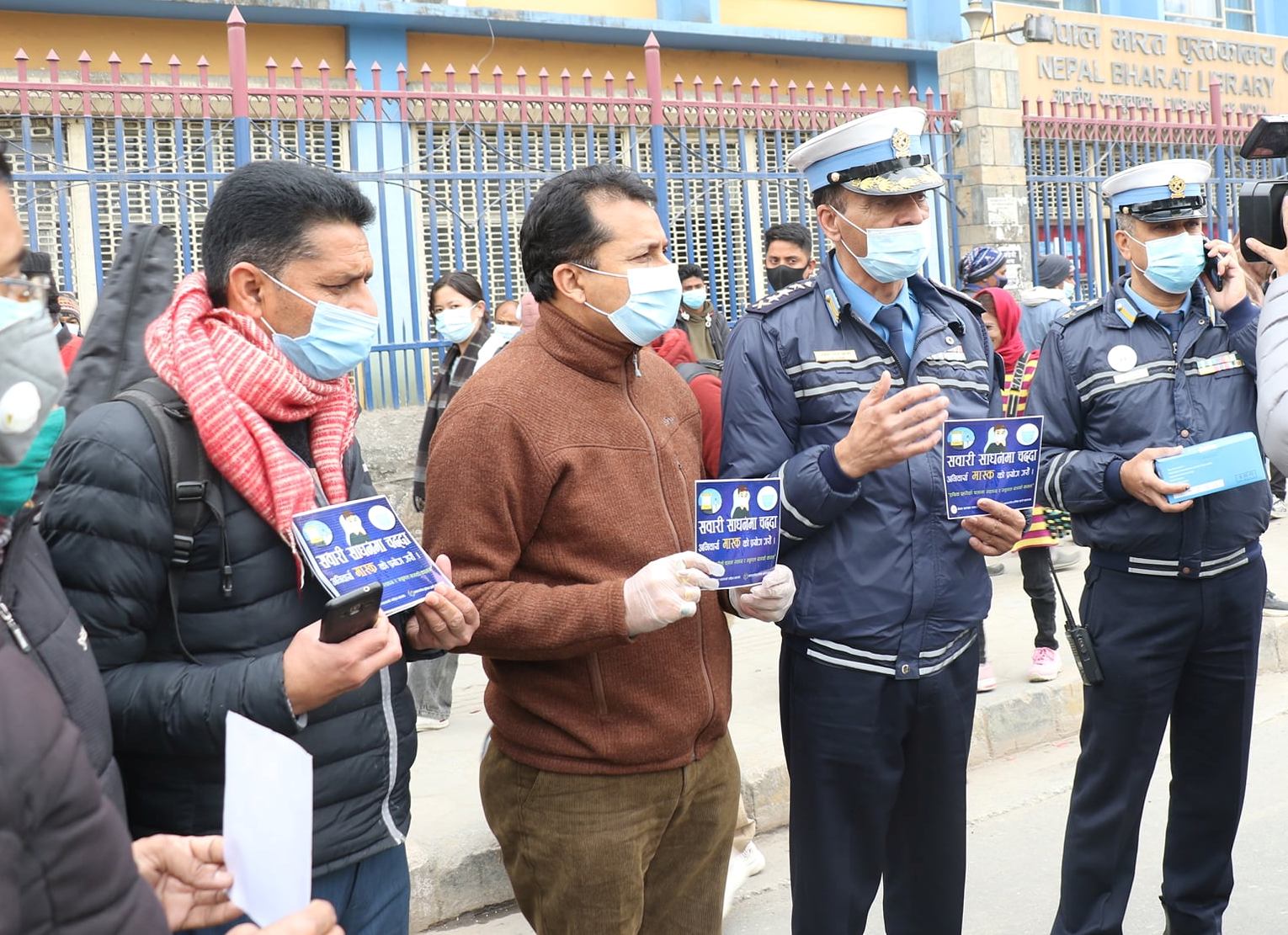 ट्राफिक प्रहरीले गर्‍यो अनिवार्य मास्कको प्रयोग गर्न स्टिकर अभियान